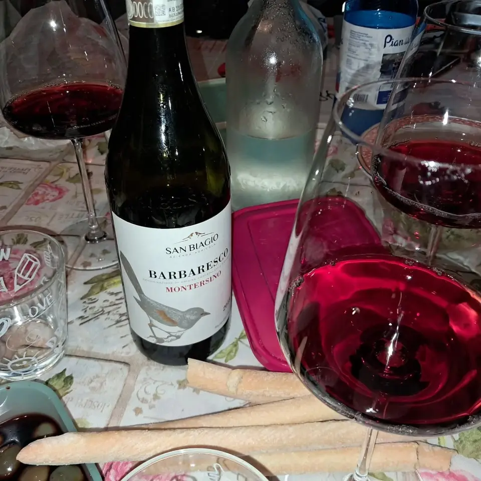 Barbaresco Montersino San Biagio con calici e grissini