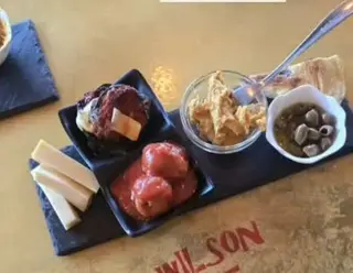 Tagliere di salumi e formaggi su ardesia
